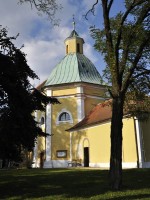 Kaplička na kopci nad obcí Blatnice pod Svatým Antonínkem