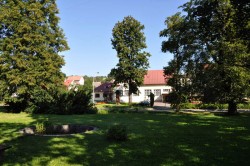 Zámecký park a zámek v Liptále se nacházejí naproti Obecnímu úřadu Liptál