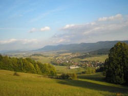 Výhled na Moravskoslezské Beskydy z louky na úbočí Petřkovické hůrky