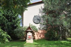 Sluneční hodiny ve Francově Lhotě jsou kruhovým odlitkem umístěným na budově Základní školy Francova Lhota