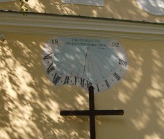 Těšnovické sluneční hodiny se nacházejí na jižní straně Kostela svatého Petra a Pavla