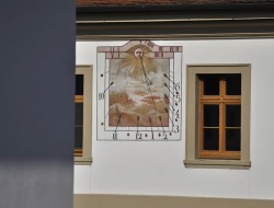 Sluneční hodiny na vnitřním nádvoří Městského úřadu Veselí nad Moravou - pohled z okna úřadu