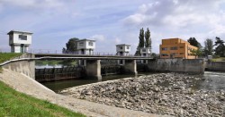 Hydroelektrárna je postavena na jezu na řece Moravě