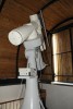 Coude refraktor ve vedlejší kopuli hvězdárny