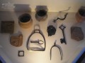 Nálezy středověké keramiky, zdobených kamnových kachlů a železných předmětu z hradů a tvrzí v Hostýnských vrších