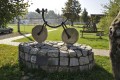 Pomník Praplečky se nachází nedaleko fotbalového hřiště ve Včelarech