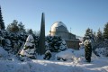Gnómón oživuje zimní krajinu v okolí hvězdárny