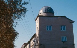Kopule hvězdárny na činžovním domě - pohled z ulice Smetanovy sady