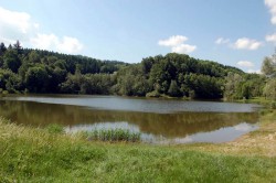 Vodní nádrž Čerťák je vyhledávaným místem ke koupání, rybaření a odpočinku