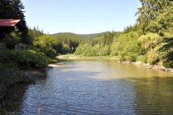 Jezero je schováno mezi lesy Beskyd