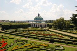 Rotunda v centru zahrady