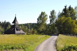 Příjezdová cesta vede kolem Zvonice, Horského hotelu Čarták až na vrchu Soláně