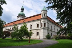 Zámecký areál přiléhá k zámku Vsetín, ve kterém sídlí Muzeum regionu Valašska