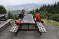 Posezení před Turistickou chatou na Velkém Javorníku