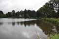 Pohled z břehu rybníku na Rybářský domov