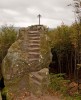 Na vrcholku skaliska byl instalován dvojramenný řecký kříž