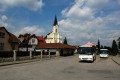 Orientační bod - autobusové nádraží Hošťálková (v pozadí s mítstním kostelem)