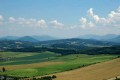 Pohled jihovýchodním směrem na Moravskoslezské Beskydy