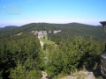 Pohled na Pustevny s vrchem Tanečnice (1084 m n. m.) a Čertův mlýn (1205 m n. m.) v pozadí