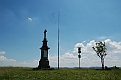 Obr. 13 - Křížek s lavičkou na vrcholu kopce Svinec